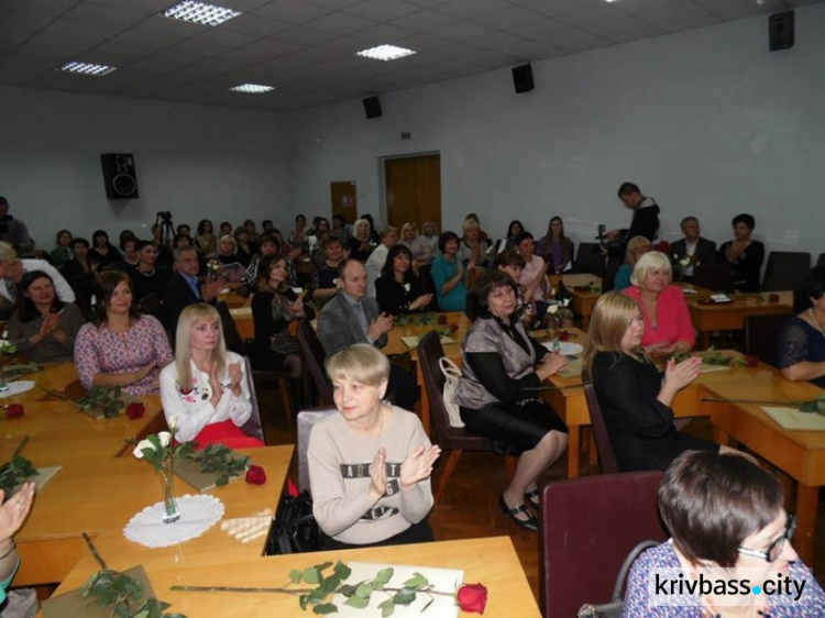 Ко Дню работника образования педагоги Кривого Рога получили высокие награды (ФОТО)