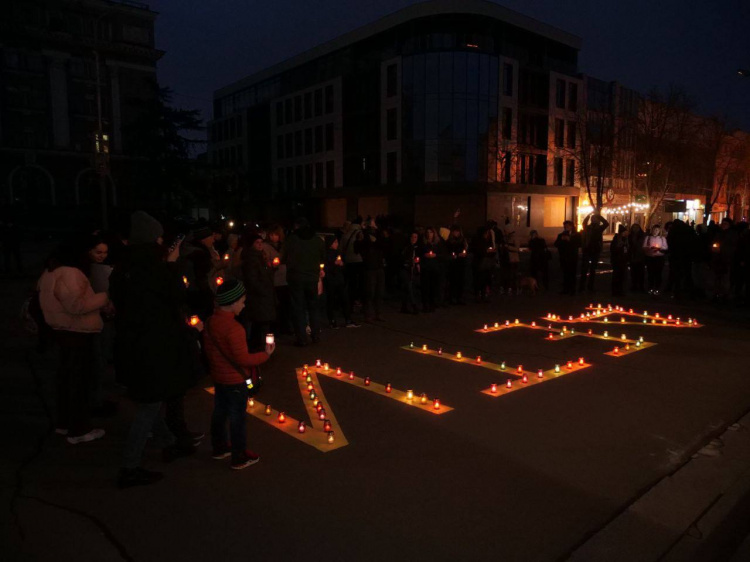 Криворіжці вшанували пам’ять маріупольців, які загинули внаслідок російського теракту у Драмтеатрі