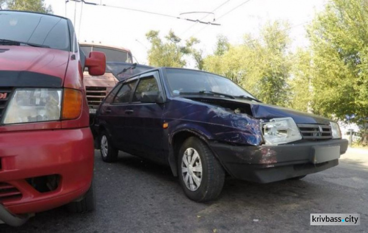 В Кривом Роге грузовик протаранил два легковых автомобиля (ФОТО)