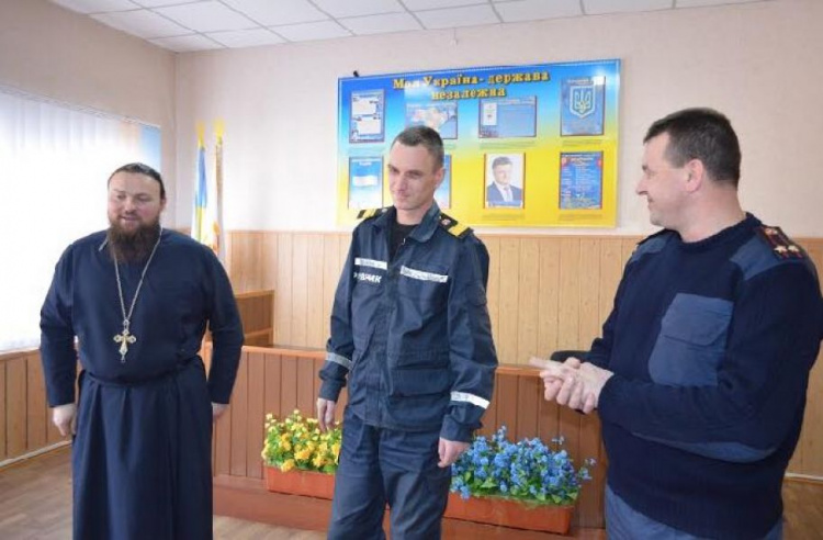 В Кривом Роге церковь наградила спасателя за спасенные жизни 4-х детей