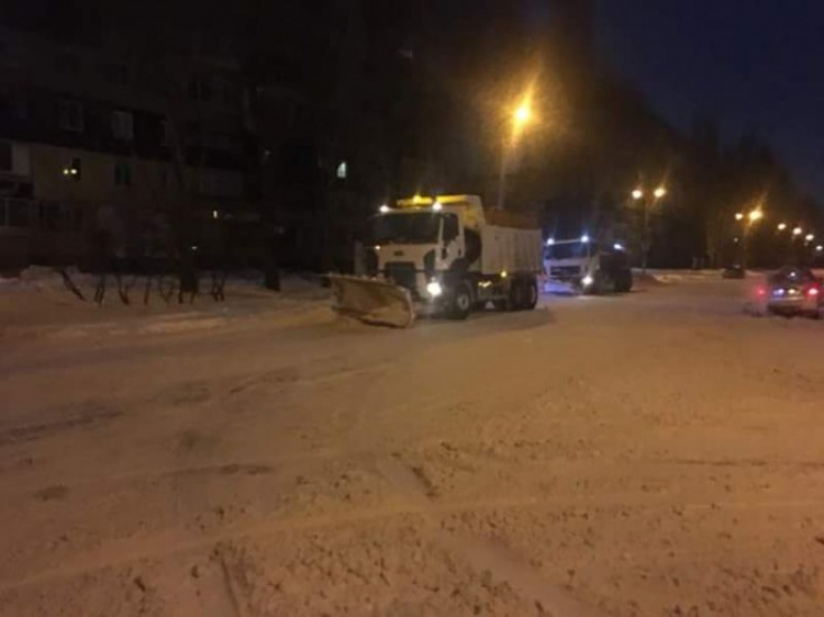 В Кривом Роге всю ночь боролись с непогодой - больше 80 единиц расчищали дороги от снега (ФОТО)