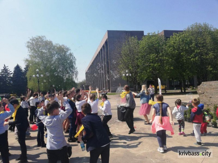 В центре Кривого Рога школьники устроили танцевальный экологический флешмоб (фото, видео)