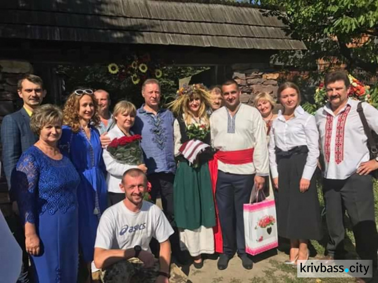 Волонтер из Кривого Рога и боец АТО из Закарпатья сыграли свадьбу в украинском стиле (ФОТО)