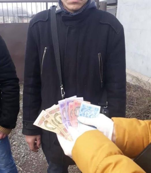 В Кривом Роге правоохранители провели контрольную закупку и задержали мужчину с наркотриками (фото)