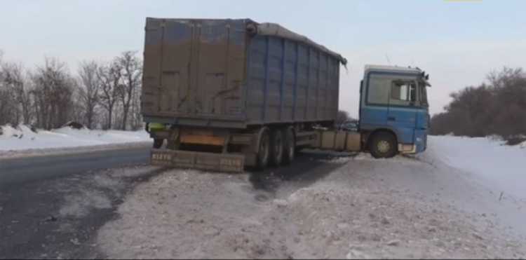 Серьёзное ДТП на трассе Днепр-Кривой Рог: автомобиль с военнослужащими перевернулся после столкновения с грузовиком (видео)