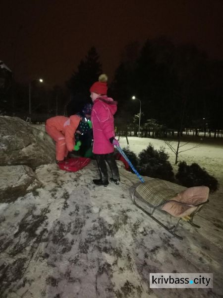 Криворожане воспользовались моментом: об активном отдыхе в снежный морозный день (ФОТО)