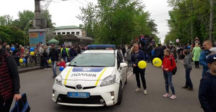 В Кривом Роге полиция обнаружила людей с запрещенным флагом во время марша