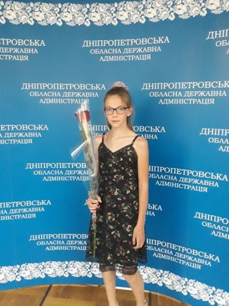 Две школьницы-сироты из Криворожского района получили стипендии главы ДнепрОГА (фото)