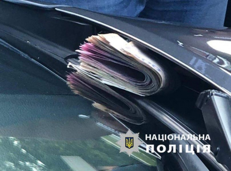 На Днепропетровщине чиновники из Госпродпотребслужбы попались на взятке (фото)