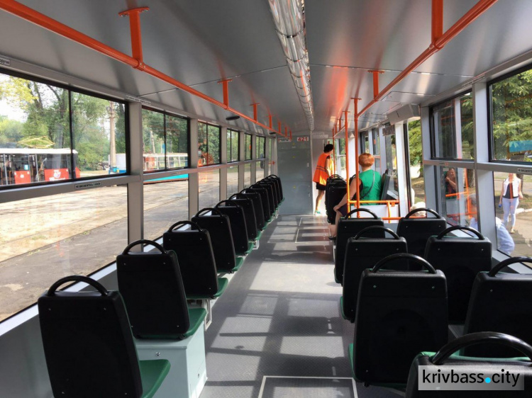 Жители Кривого Рога получили ещё один капитально восстановленный трамвай (ФОТО)