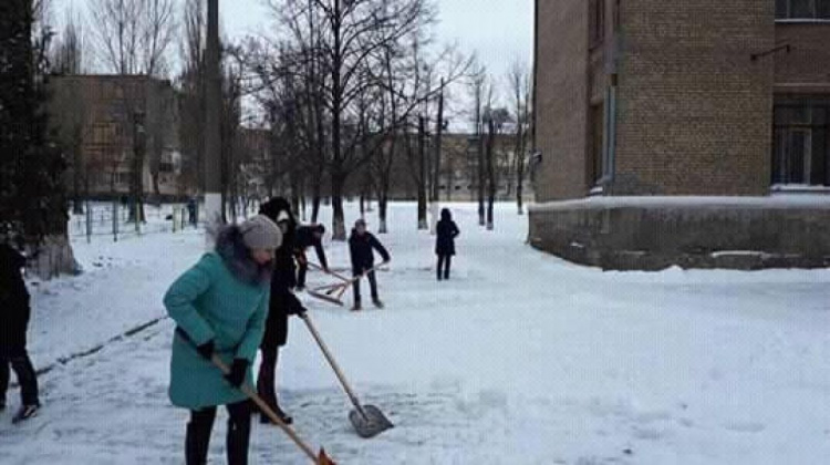В школах Кривого Рога педагоги взяли в руки лопаты (ФОТОФАКТ)