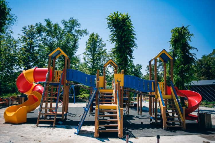 Инспекцию прошел: в Гданцевском парке Кривого Рога уже установили дом матери и ребёнка и детскую площадку