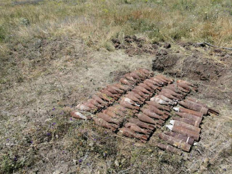 Снова опасные предметы: недалеко от Кривого Рога местный житель обнаружил целый арсенал