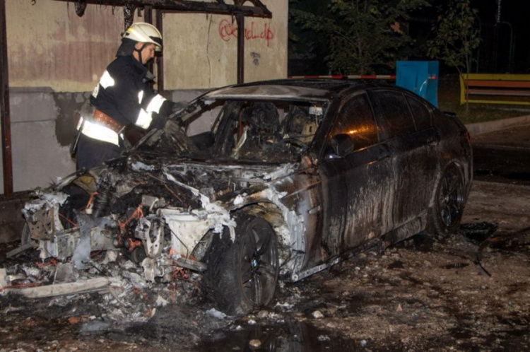 Три автомобиля за ночь: на Днепропетровщине спасатели дважды выезжали на ликвидацию пожара (фото)