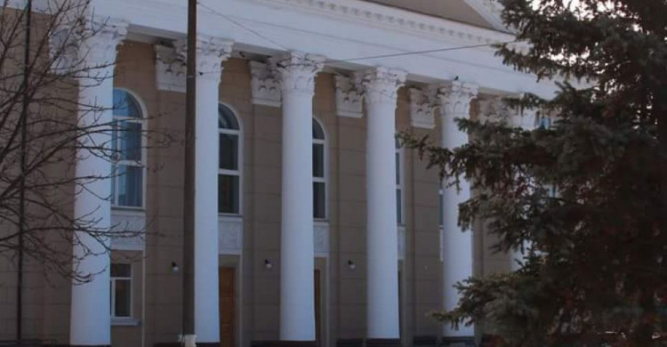 Прозрачные двери в уборных: в криворожском дворце культуры "Карачуны" раскритиковали капремонт здания (ФОТО)