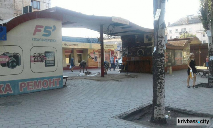 В центре Кривого Рога на остановке общественного транспорта убрали ларьки (ФОТО)