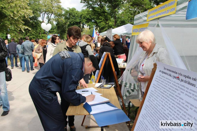 Акция жителей Кривого Рога "Напиши письмо миру" у цели. Письмо с подписями передано в  представительство Украины в ООН
