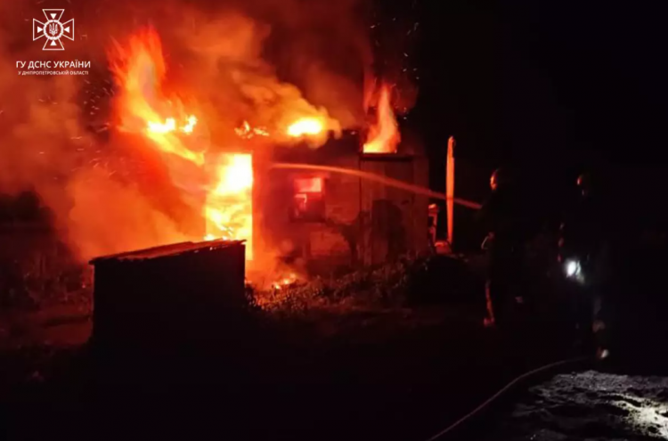 У Тернівському районі сталася пожежа у приватному будинку: подробиці від рятувальників