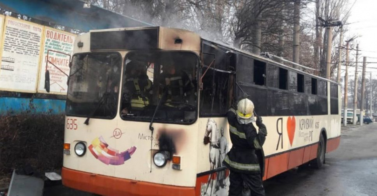 В Кривом Роге горел троллейбус (фото)