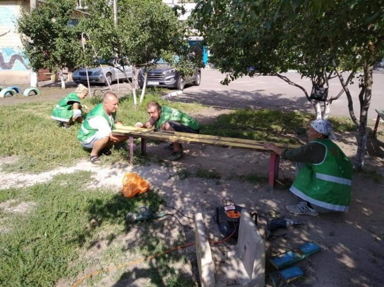 Уютный дворик: жители одного из домов в Кривом Роге приступили к реализации проекта "Радуга" (фото)
