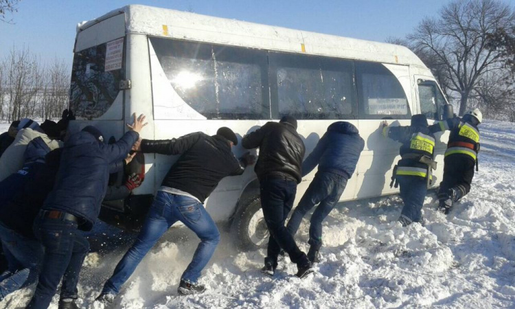 На трассе Днепр - Кривой Рог перевернулся автобус с пассажирами (ФОТО)