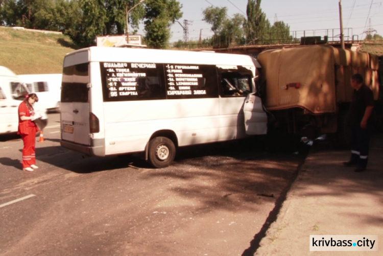 В Кривом Роге маршрутка «догнала» мусоровоз – травмированы 6 человек (ФОТО)
