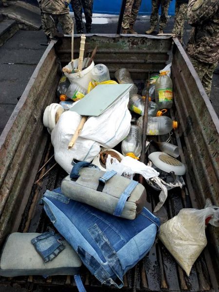 Заточки, мобилки, 160 литров браги изъяли во время обысков в колонии недалеко от Кривого Рога (фото)