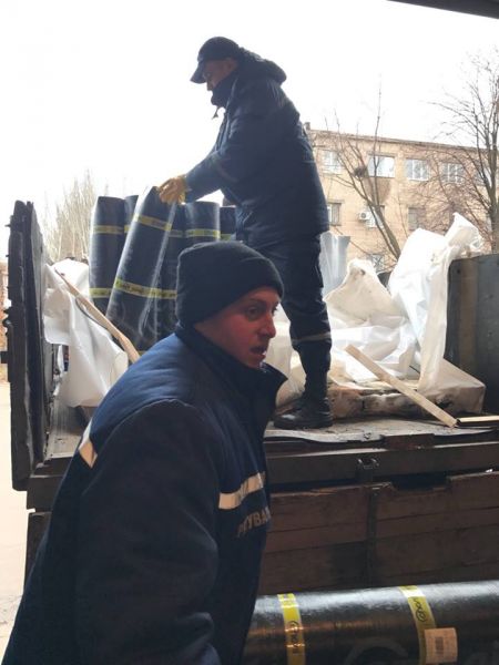 Крупное предприятие Кривого Рога помогает спасателям ремонтировать крышу