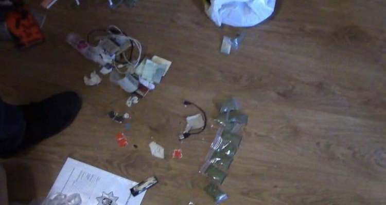 Больше 100 доз метамфетамина и марихуаны выявили в квартире двух криворожан (фото)