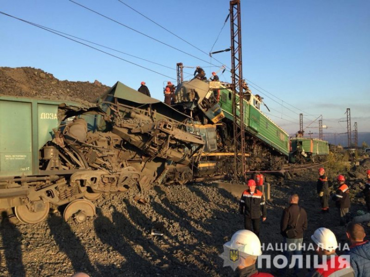 В Кривом Роге в результате столкновения локомотивов погибли люди (ФОТО)