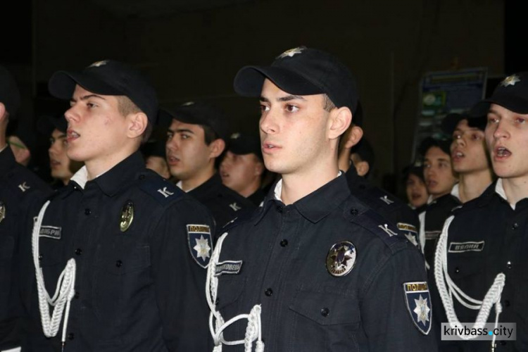 В Кривом Роге состоялось торжественное событие: курсантам ДЮИ вручили жетоны сотрудников полиции (ФОТООТЧЕТ)