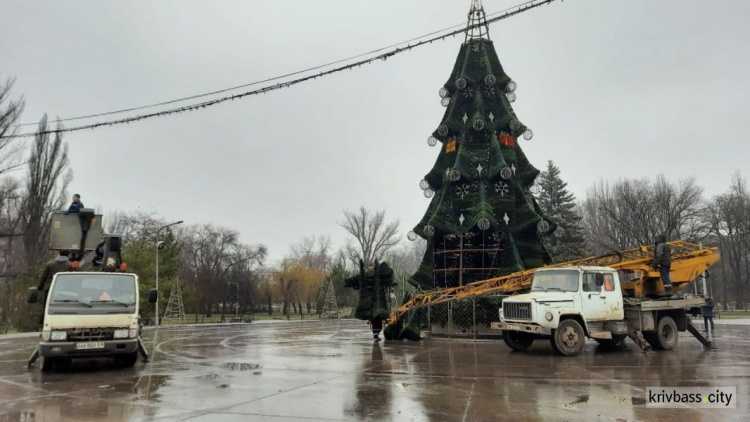 В криворожском парке Героев уже начали демонтаж новогоднего городка