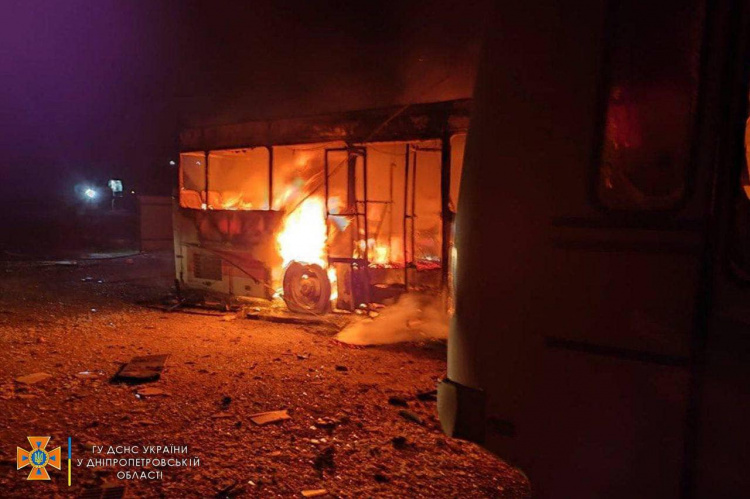 Розбиті автобуси, пошкоджені будинки, школа та дитсадок: ДСНС показали наслідки ворожого обстрілу Нікополя
