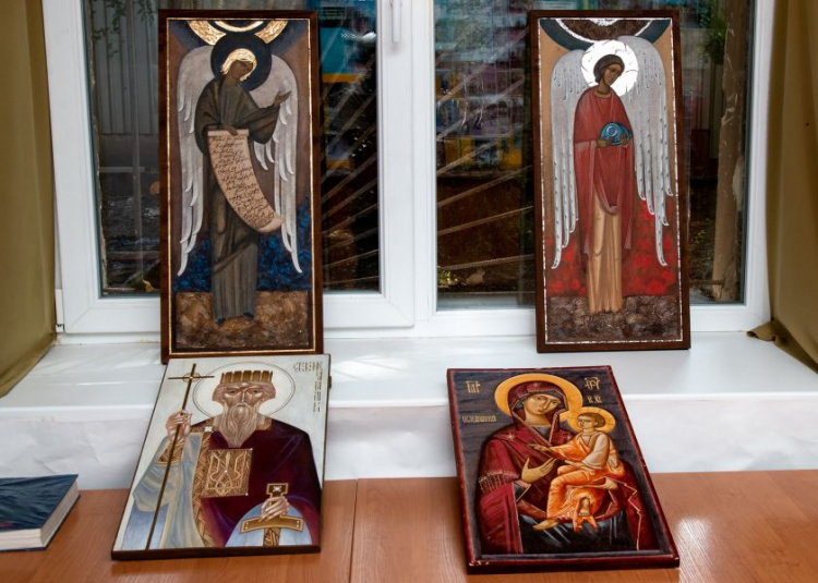 Львовские мастера подарили Кривому Рогу современные иконы (фото)