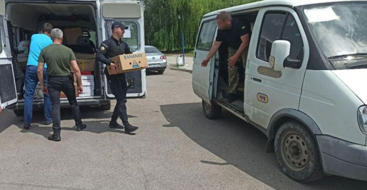 Поліцейські офіцери громади та волонтери Дніпропетровщини продовжують допомагати Донеччині