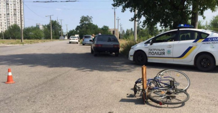 Пожилой велосипедист в Кривом Роге врезался в машину и впал в кому (ФОТО)