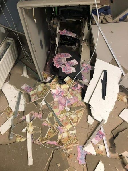 На Днепропетровщине банда грабителей подорвала и ограбила банкомат (фото)