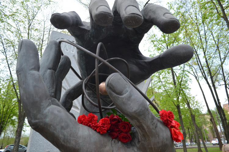 У Кривому Розі відбувся флешмоб «Запали свічку пам'яті», присвячений річниці трагедії на ЧАЕС (ФОТОЗВІТ)