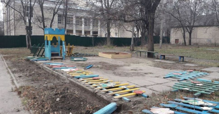 В Кривом Роге жители Карачунов требуют построить детскую площадку вместо снесенной
