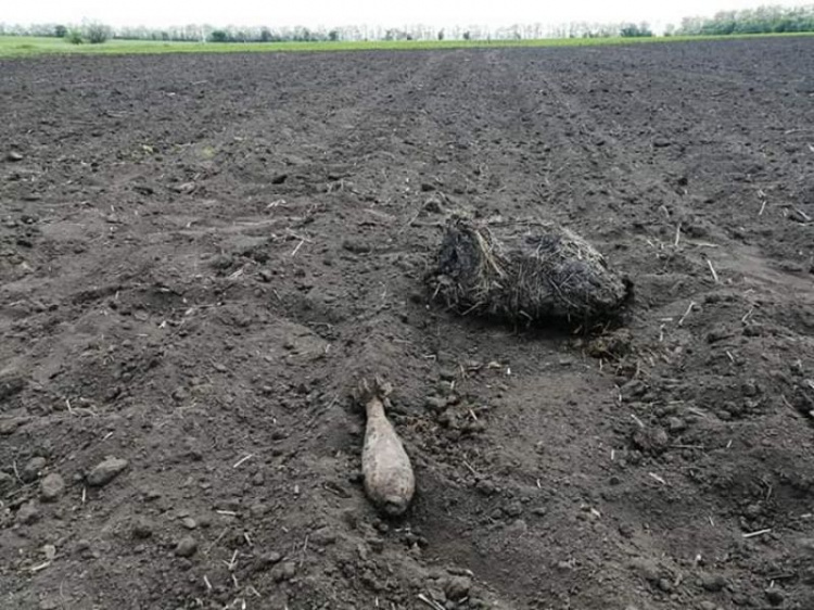 В Криворожском районе во время работ в поле нашли минометную мину (фото)