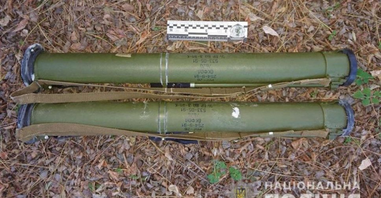 На Днепропетровщине грибники обнаружили спрятанное оружие и боеприпасы (фото)