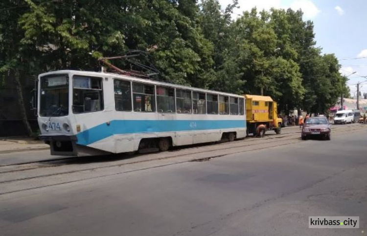 Во время движения в Кривом Роге трамвай сошёл с рельс (ФОТО)