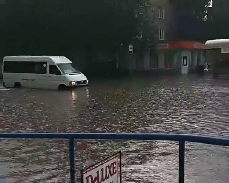 Кривой Рог превратился в Венецию после 20-минутного дождя (ФОТО)