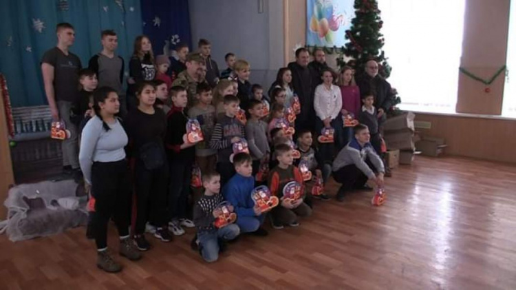 "Чужих детей не бывает!": в Кривом Роге волонтеры с подарками объездили детские дома-интернаты (фото)