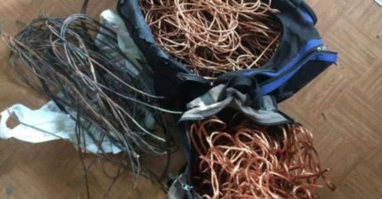 Серийный вор в Кривом Роге: мужчина позарился на тысячу метров кабеля "Укртелекома" и крышки люков (фото)