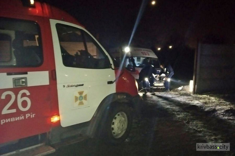 Под Кривым Рогом ночью спасатели вытащили карету скорой помощи, которая застряла в грязи