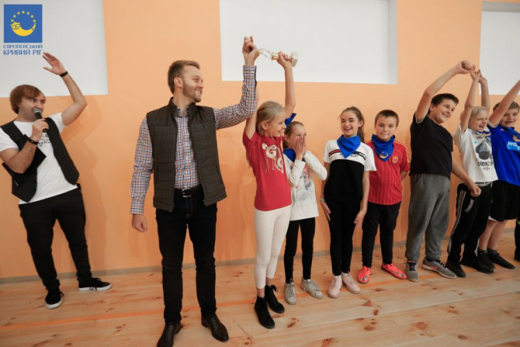 Нардеп из Кривого Рога отремонтировал спортзал в городской школе и провел спартакиаду (ФОТО)
