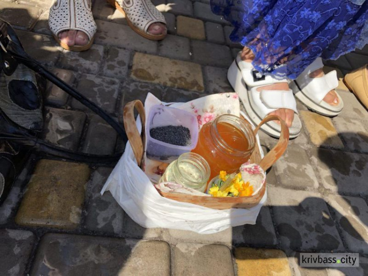 Праздник Медового Спаса: в Кривом Роге люди святили мёд, мак и полевые цветы (ФОТО)