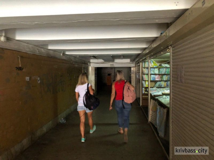 Как в тоннеле: в подземке на 95-м квартале отсутствует электричество