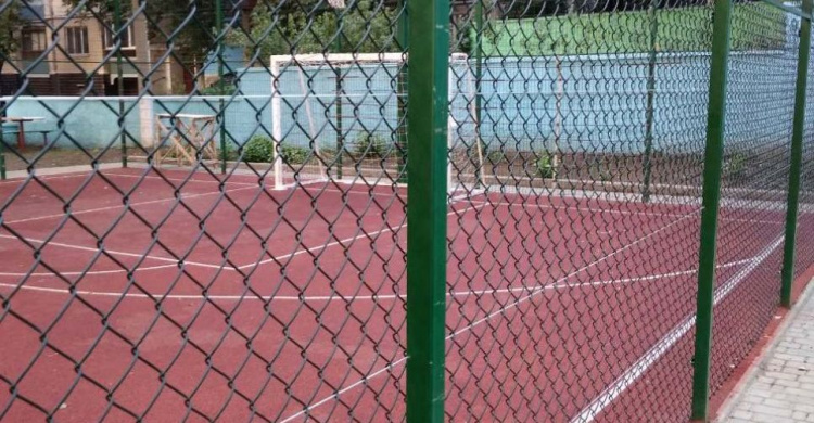 В одном из районов Кривого Рога восстанавливают спортивную площадку (ФОТОРЕПОРТАЖ)
